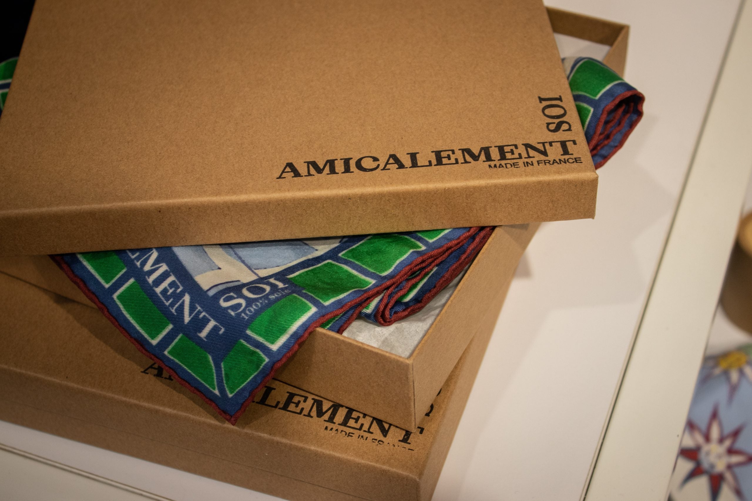 Emballage carrés de soie Amicalement Soie sur-mesure